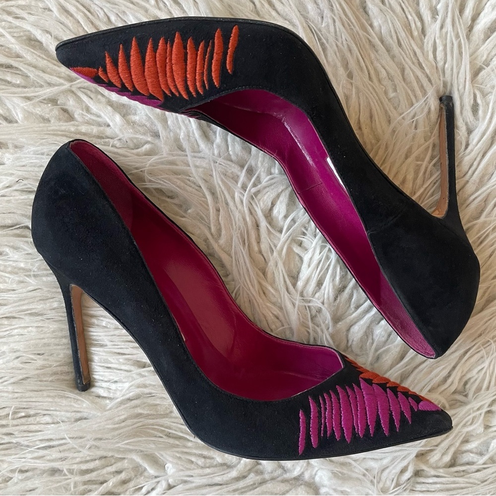 Manolo Blahnik Black Suede Multicolor Embroidered Accent Pointed Toe Pump EUC 41